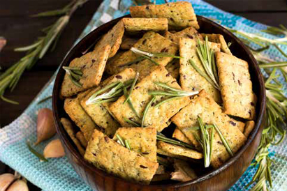 Crackers de harina de garbanzo, romero y ajo